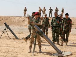 Miembros de las milicias kurdas se preparan para atacar posiciones del EI utilizando un mortero cerca de Mosul. EFE  M. Messara.  /