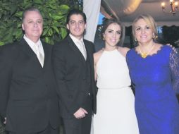Con los padres de la novia. Héctor Sandoval, Juan Pablo Ibarra, Lore Sandoval y Lorena González. EL INFORMADOR.  /