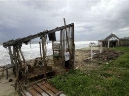 Un habitante de Playa Azul mira los daños ocasionados por ''Polo'' tras su paso por Guerrero. AFP P. Pardo  /