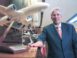 De plácemes. El titular de Comunicaciones y Transportes celebra la obra. SUN /