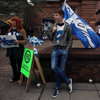 Vascos y catalanes acuden a las urnas en referéndum escocés