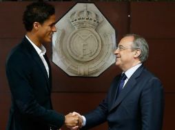 Raphael recibió la felicitación del presidente del club, Florentino Pérez (d). TWITTER: @RealMadrid  /