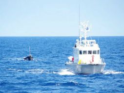 Dos de los náufragos permanecían aferrados a un pesquero mexicano volcado; los otros son encontrados más tarde. EFE ARCHIVO /