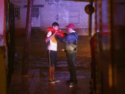 Vicente Sanz, jefe de Protección Civil, coloca un chaleco salvavidas a un hombre en Nogales. AP  M. Popat  /