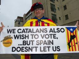 Un partidario de la independencia de Cataluña sostiene una pancarta a favor del movimiento. AFP  L. Martin  /