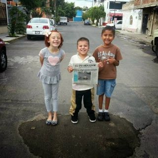 Un bache nacía en la calle, a un lado de su casa