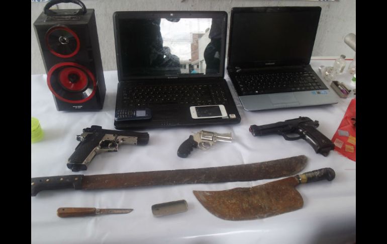 A los detenidos se les aseguraron diferentes armas y dos laptops. ESPECIAL Policía de Tonalá  /