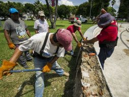 Trabajadores del Ayuntamiento de Guadalajara retiraron las piezas de cantera y tubería. EL INFORMADOR  J. Mendoza.  /