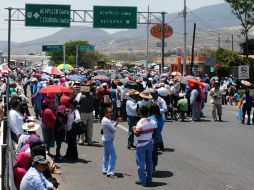 Normalistas toman una caseta de cobro para exigir que se les otorgue plazas docentes. NTX ARCHIVO /