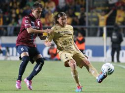 Leandro Augusto (d) disputa un balón con Carlos Guzmán. El triunfo deja a Pumas con 11 puntos. EFE  U. Ruíz  /