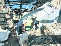 Prisioneros de guerra ucranianos recogen los escombros de un colegio destruido por los bombardeos del Gobierno en Donetsk . EFE /