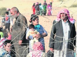 Refugiados sirios esperan en un campamento cerca de Turquía tras dejar sus hogares, cerca de Sanliurfa. EFE /