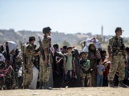 Decenas de miles de civiles kurdos han buscado refugio en Turquía huyendo del EI. AFP  B. Kilic  /