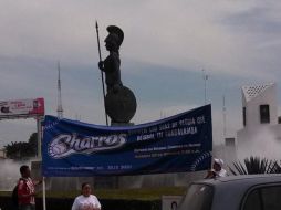 El presidente del club y miembros del staff hacen una pega de calcas en la glorieta Minerva. EL INFORMADOR A. Rodríguez  /