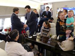 El primer ministro turco (i) da la bienvenida a los rehenes liberados. EFE  Prensa del Primer Minstro  /