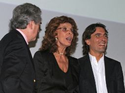 Sophía Loren (c) es recibida con Las Mañanitas al lado de su hijo, Carlo Ponti (d) y Rafael Tovar y de Teresa (i). EFE  Conaculta  /