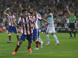 Raúl Jiménez festeja un gol que fue anulado por encontrarse en fuera de lugar. AP A. Kudacki  /