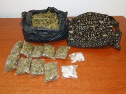 Se les encontró casi un kilo de mariguana y alrededor de seis gramos de 'crystal'. ESPECIAL Policía Tlaquepaque  /
