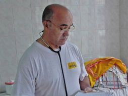 El español está especializado en medicina interna y tropical y tiene trabajando en África 30 años. AFP. J Ciudad  /