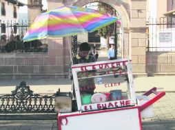 El tejuino de El Guache con el campanario de pito en el fondo... paisaje clásico de Santa Clara del Cobre. EL INFORMADOR P. Fernández  /