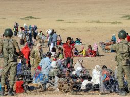 Refugiados sirios esperan en la frontera con Turquía tras dejar sus hogares, cerca de Sanliurfa. EFE Y. DIKME  /