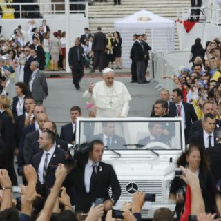 El Papa denuncia en Albania la violencia religiosa