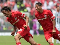 El jugador de Toluca Lucas Lobos (i) celebra después de anotar un gol ante Monterrey. EFE A. Cruz  /