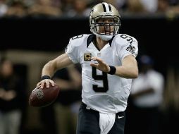 Drew Brees anotó dos touchdowns para darle a Nueva Orleans su primera victoria de la temporada. AFP  S. Gardner.  /