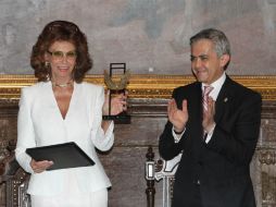 Durante la ceremonia, el jefe de Gobierno la invita a la entrega del premio Fénix a lo mejor del cine latinoamericano. NTX  C. Pereda  /