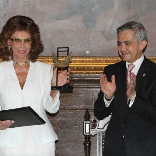Mancera reconoce a Sophia Loren como huésped distinguido