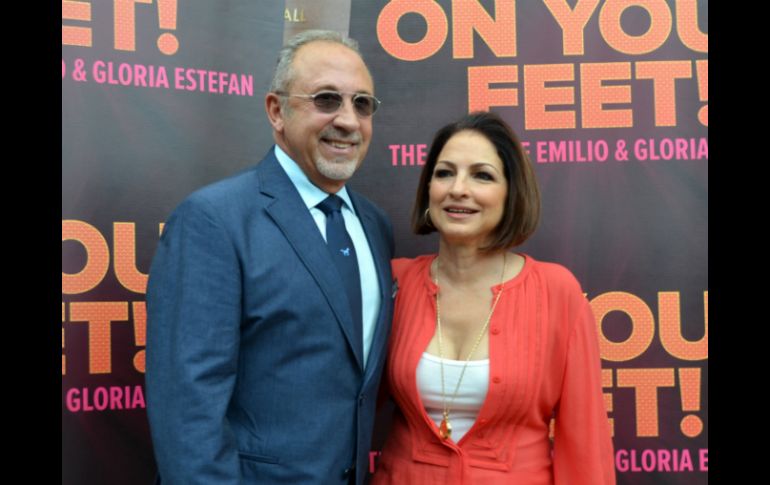 Emilio y Gloria Estefan posan para fotos en Miami durante el casting para su musical en Broadway. AP  I.Cruz  /