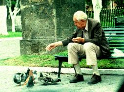 La enfermedad por lo regular afecta a personas arriba de los 60 años, sin distinción de género. EL INFORMADOR ARCHIVO  /