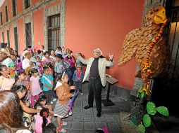 El cuentacuentos Guillermo Henry rodeado de niños realiza recorrido por el recinto. ESPECIAL  conaculta.gob.mx  /