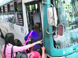 La Semov creó una línea telefónica (01800-5238699) y una cuenta de Twitter (TransporteJal) para reportar irregularidades. EL INFORMADOR ARCHIVO /