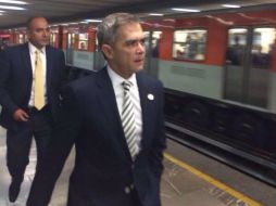 El jefe de Gobierno del Distrito Federal, Miguel Ángel Mancera, llega a su oficina en transporte público y caminando. ESPECIAL /