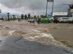 La presión del agua que corre por el sistema de drenaje, hizo que saltaran numerosas tapas de alcantarillas. TWITTER @Mty_Leones ESPECIAL /