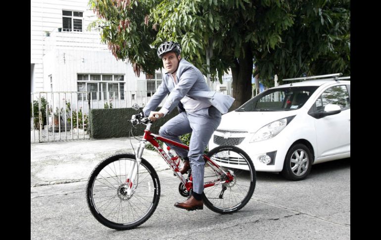 El gobernador Aristóteles Sandoval sale de Casa Jalisco a Palacio de Gobierno en bicicleta. EL INFORMADOR A. Camacho  /