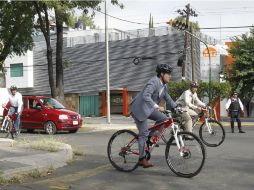 El gobernador toma las precauciones necesarias para transitar en bicicleta, como el uso del casco. EL INFORMADOR / A. Camacho.