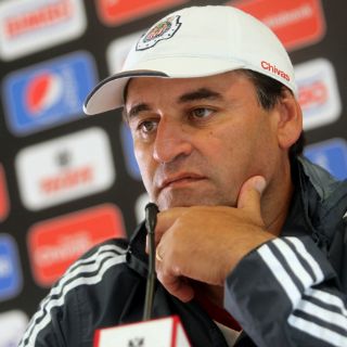 Ratifican a Carlos Bustos como DT de Chivas
