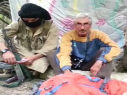 En un video difundido un grupo de al-Qaida pide a Francia que se retire de su coalición con EU o matará a un rehén francés en 24 horas. AP /