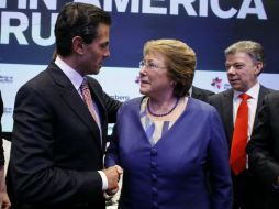 Peña Nieto se despide de la presidenta de Chile, Michelle Bachelet, al finalizar el Foro de Latinoamérica de la Alianza del Pacífico. EFE / K. Betancur