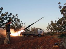 Los rebeldes lanzan un misil hacia las fuerzas del gobierno sirio en la provincia central de Hama. AFP / M. Zeen