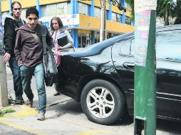 Un auto obstruye una rampa para el acceso de sillas de ruedas a la banqueta. EL INFORMADOR / F. Atilano