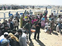 DESPLAZADOS. Refugiados sirios esperan junto a la frontera turco-siria cerca de Sanliurfa, Turquía. EFE /