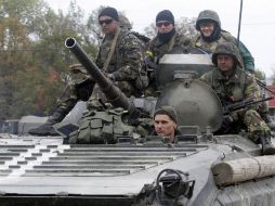 Militares ucranianos sobre un tanque en el este de Donetsk. AFP / ARCHIVO