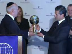 Peña Nieto acepta el premio de Henry Kissinger, Estadista Mundial 1999. YOUTUBE / Gobierno de la República