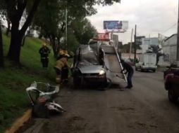 Rescatistas intervienen para sacar al conductor del automóvil y lo envían a recibir atención médica. TWITTER / @Trafico_ZMG
