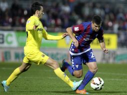 El Villarreal dominó el balón, intentando la remontada ante un Eibar que sufrió para conservar la igualada. EFE / J. Etxezarreta.