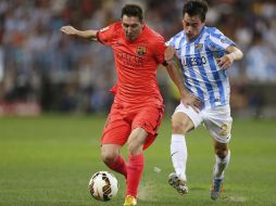 El Barcelona sigue líder del campeonato con 13 puntos, los mismos que el Sevilla, que se impuso a la Real Sociedad. EFE / J. Zapata.