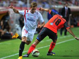 El volante sevillista Gerard Deulofeu (i) fue quien marcó el único gol del partido. AFP / C. Quicler.